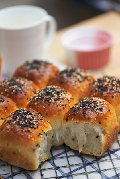 Um pão de bagel com uma mordida.