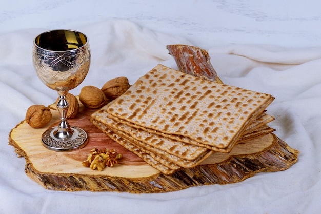 Um pão judeu matzá com vinho. conceito de feriado de páscoa