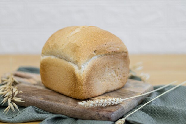 Foto um pão redondo branco com fibra de trigo na mesa