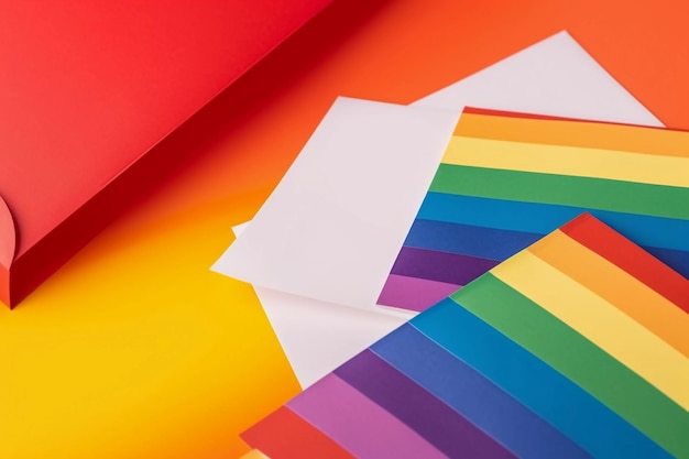 Um papel de arco-íris que está em um fundo colorido