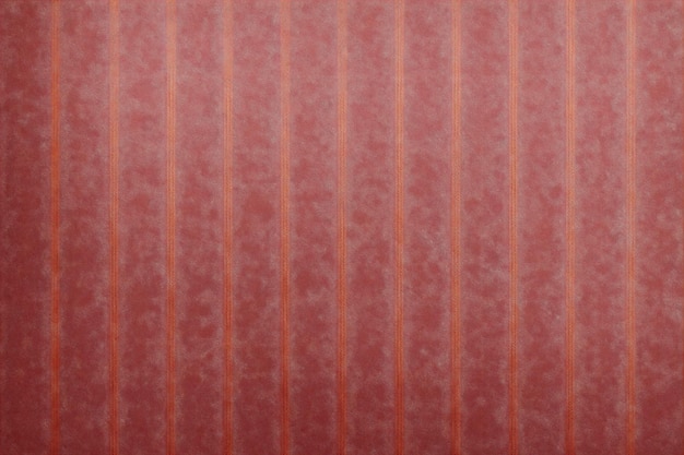 Um papel de parede listrado vermelho com um padrão de flores.