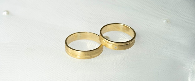 Um par de anéis de ouro com o número 1 na lateral.
