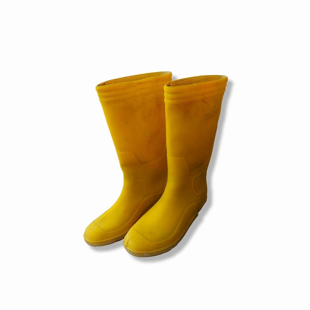Um par de botas de chuva amarelas é mostrado em um fundo branco.