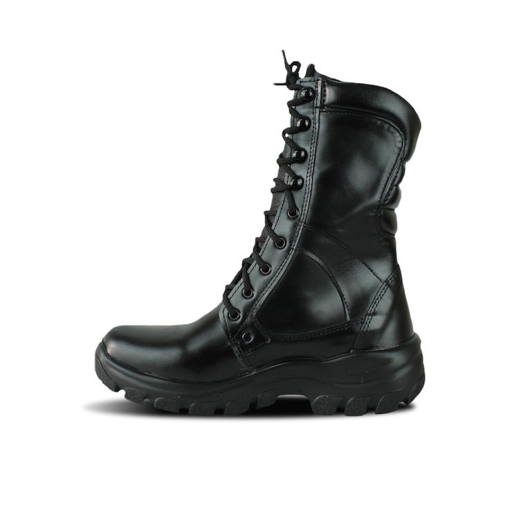 Foto um par de botas pretas com a palavra "off the side" na lateral.