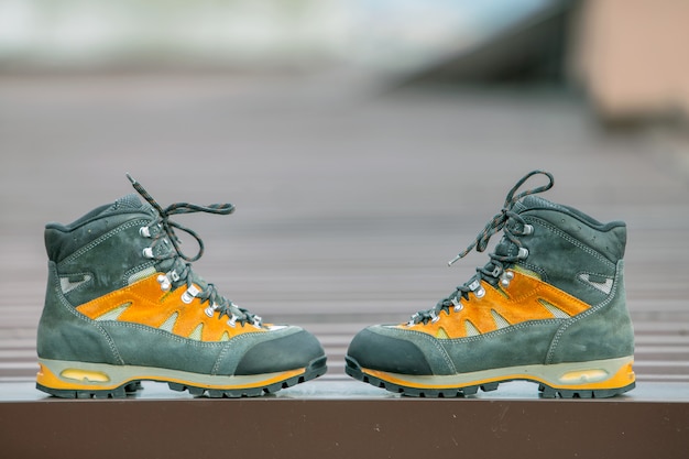 Um par de couro trekking caminhadas botas de inverno no fundo desfocado