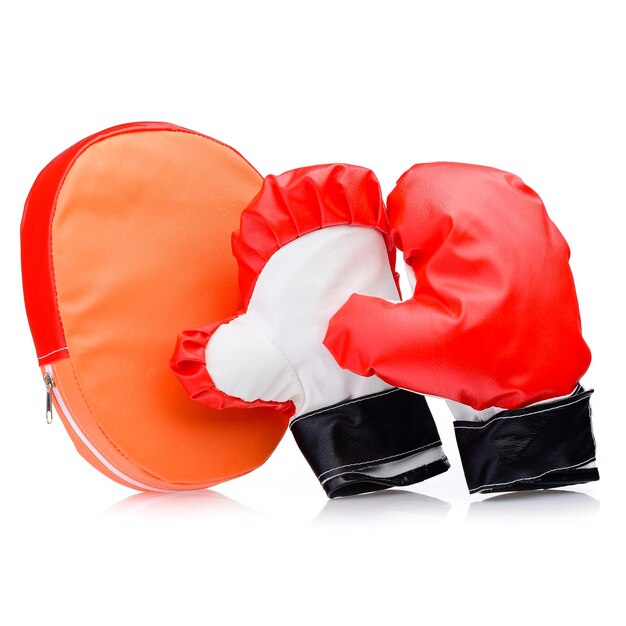 Foto um par de luvas de couro de boxe para uma criança isolada em um fundo branco luvas de boxe vermelhas para crianças e uma pêra