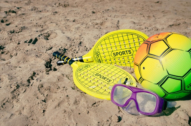 Foto um par de óculos de sol amarelo neon com a palavra esportes neles