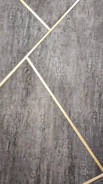 um par de palitos de madeira sobre uma mesa de mármore cinza.