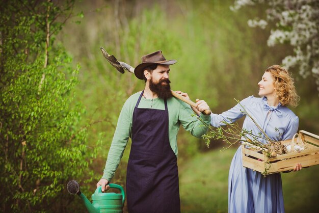 Um par de quintas a trabalhar no jardim Gosto de passar o tempo na quinta Smile Couple na quinta Farmars