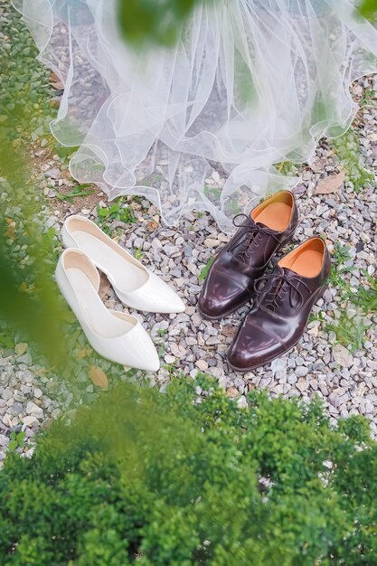 Um par de sapatos de noiva e noivos no jardim Conceito de casamento