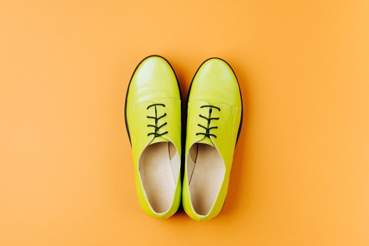 Foto um par de sapatos femininos elegantes de primavera ou outono em fundo laranja. conceito de beleza e moda. camada plana, vista superior