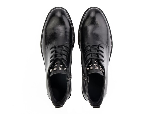 Um par de sapatos masculinos elegantes de couro clássico isolado fundo branco Sapatos pretos elegantes do noivo Objeto isolado close-up no fundo branco