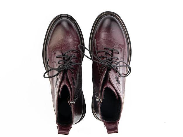 Um par de sapatos masculinos elegantes de couro clássico isolado fundo branco Sapatos pretos elegantes do noivo Objeto isolado close-up no fundo branco
