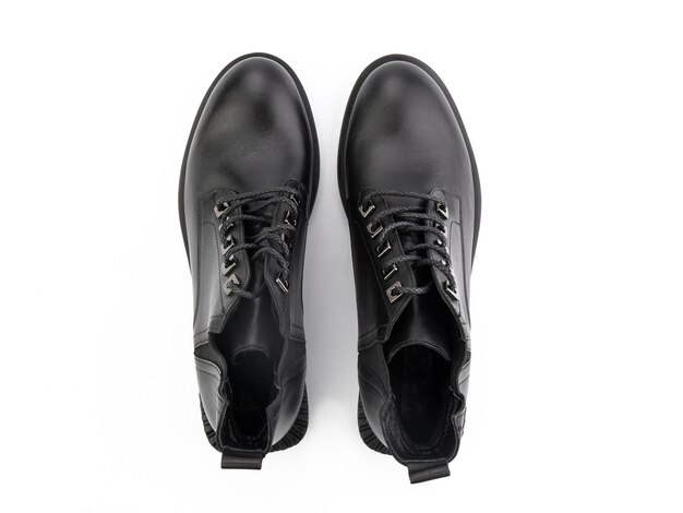 Um par de sapatos masculinos elegantes de couro clássico isolado fundo branco Sapatos pretos elegantes do noivo Objeto isolado close-up no fundo branco