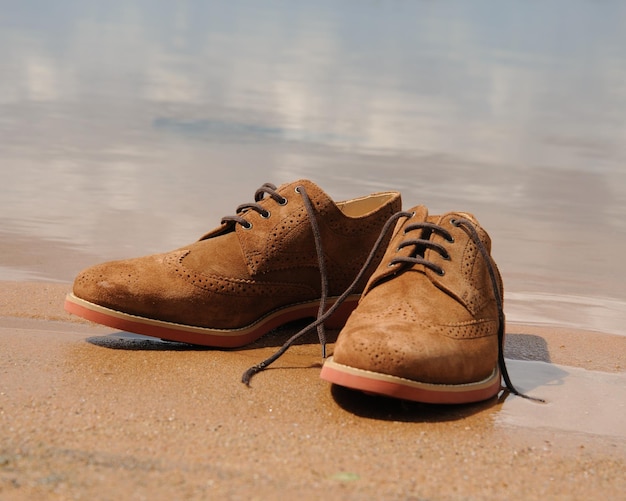 Foto um par de sapatos na margem do rio