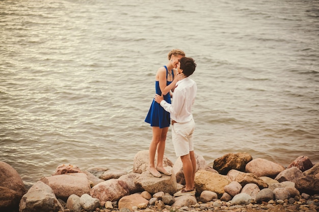 Um, par jovem, beijando, praia