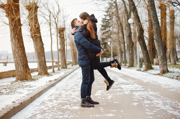 Um, par jovem, em, casacos inverno, e, scarves, passeio, em, um, nevado, parque