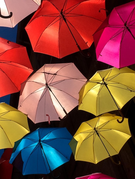 Um paraguas multicolorido