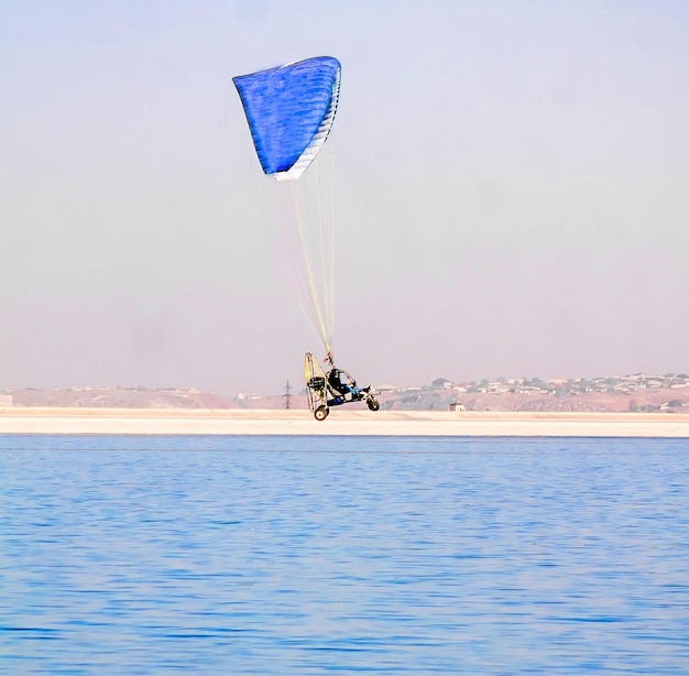 um parapente voando sobre a paisagem aquática