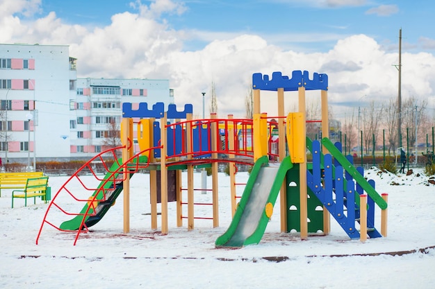 Um parque infantil, dia ensolarado de inverno na Rússia