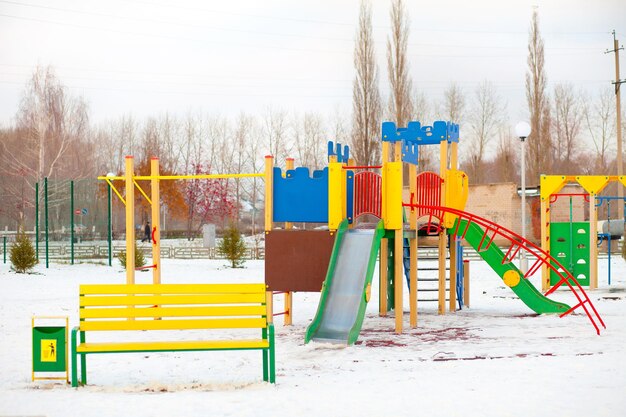 Um parque infantil, , Dia ensolarado de inverno