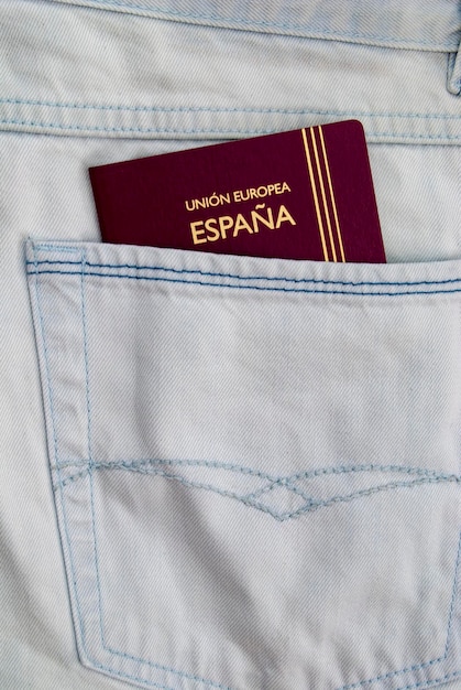 Um passaporte aparece no bolso traseiro do jeans de alguém