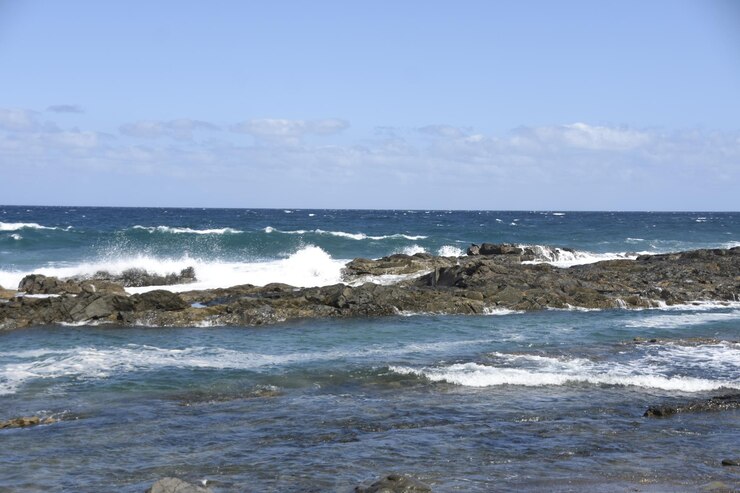 Foto um passeio à tarde ao longo da costa observando o mar e suas ondas com suas nuvens e céu