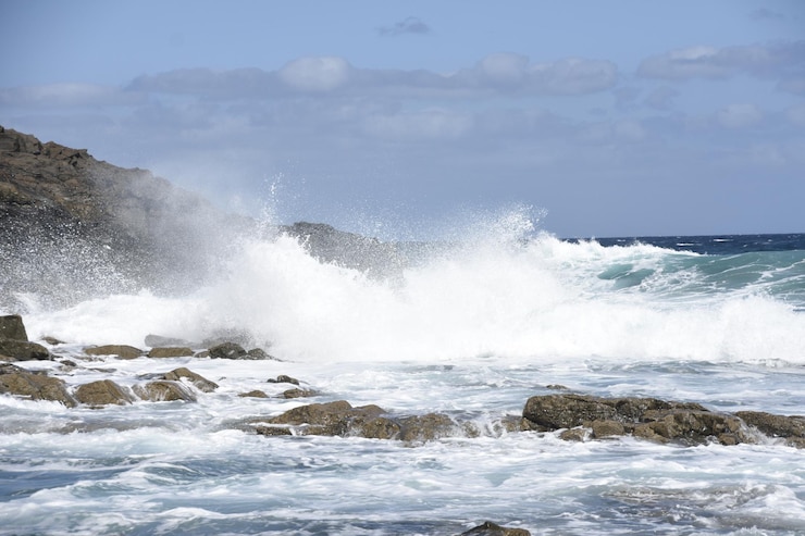 Foto um passeio à tarde ao longo da costa observando o mar e suas ondas com suas nuvens e céu