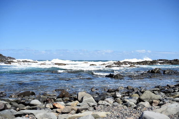 Foto um passeio à tarde ao longo da costa observando o mar e suas ondas com suas nuvens e céu