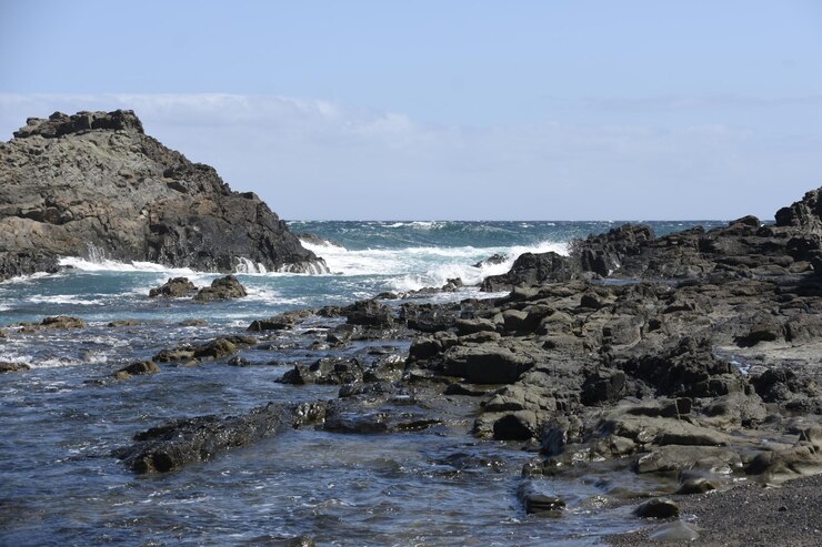 Foto um passeio à tarde ao longo da costa observando o mar e suas ondas com suas nuvens e céu