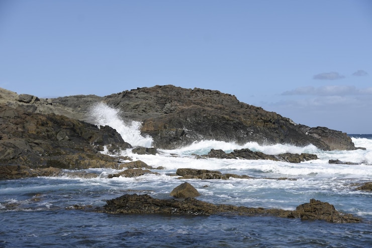 Foto um passeio à tarde ao longo da costa observando o mar e suas ondas com suas nuvens e céu