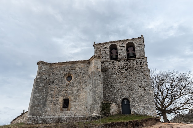 Um passeio pela província de Burgos, Espanha, com suas cachoeiras, castelos, montanhas ...