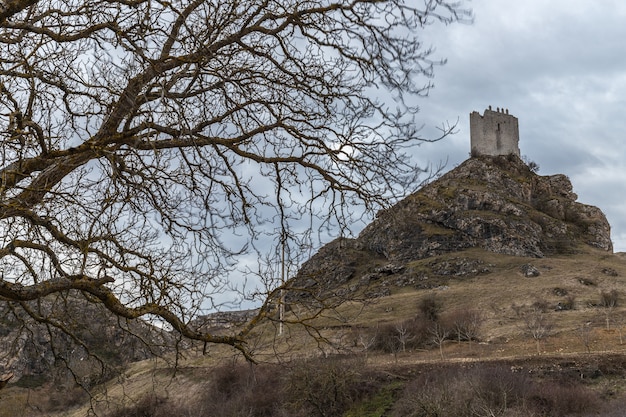 Foto um passeio pela província de burgos, espanha, com suas cachoeiras, castelos, montanhas ...