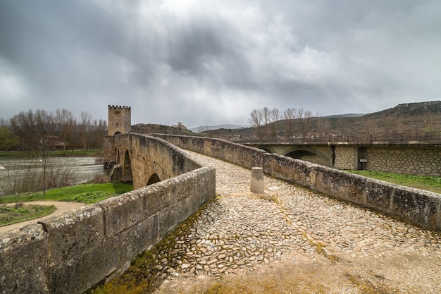 Um passeio pela província de Burgos, Espanha, com suas cachoeiras, castelos, montanhas ...