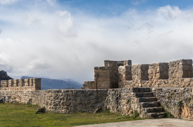 Um passeio pela província de Burgos, Espanha, com suas cachoeiras, castelos, montanhas ...