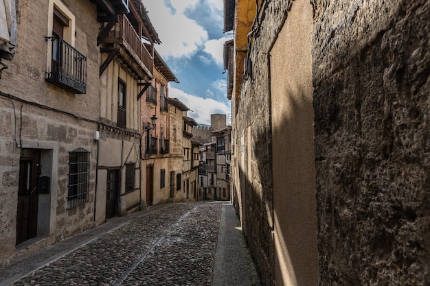 Um passeio pela província de Burgos, Espanha, com suas cachoeiras, castelos, montanhas ...