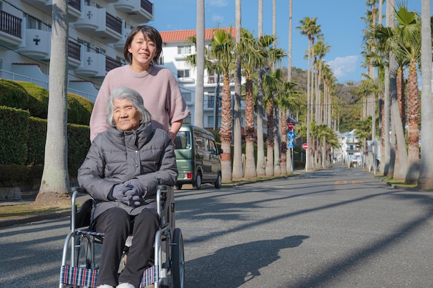 Um passeio refrescante de mulheres mais velhas e mais jovens