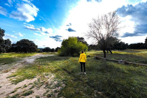 Foto um passeio vibrante de outono enquanto uma jovem veste um impressionante casaco amarelo em el pardo