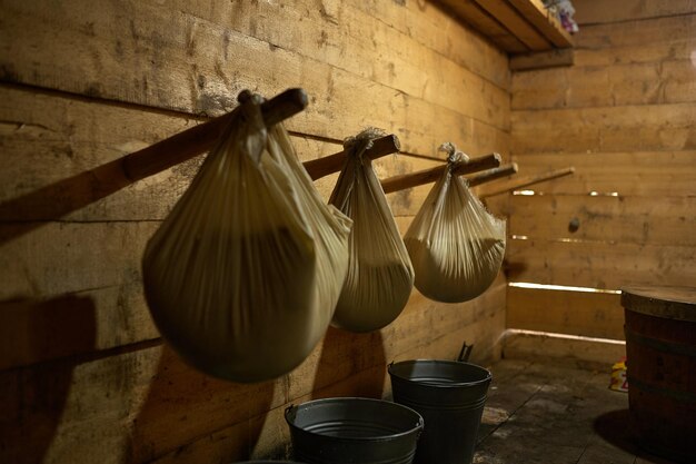 Foto um pastor de montanha cozinha queijo em um caldeirão sobre um fogo fabricação tradicional de queijo nas montanhas