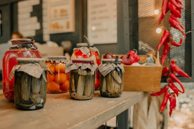 Um pátio rústico decorado ao estilo de um loft com muitos vegetais enlatados