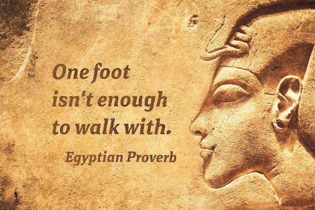 Um pé não é suficiente para andar com a citação do antigo provérbio egípcio