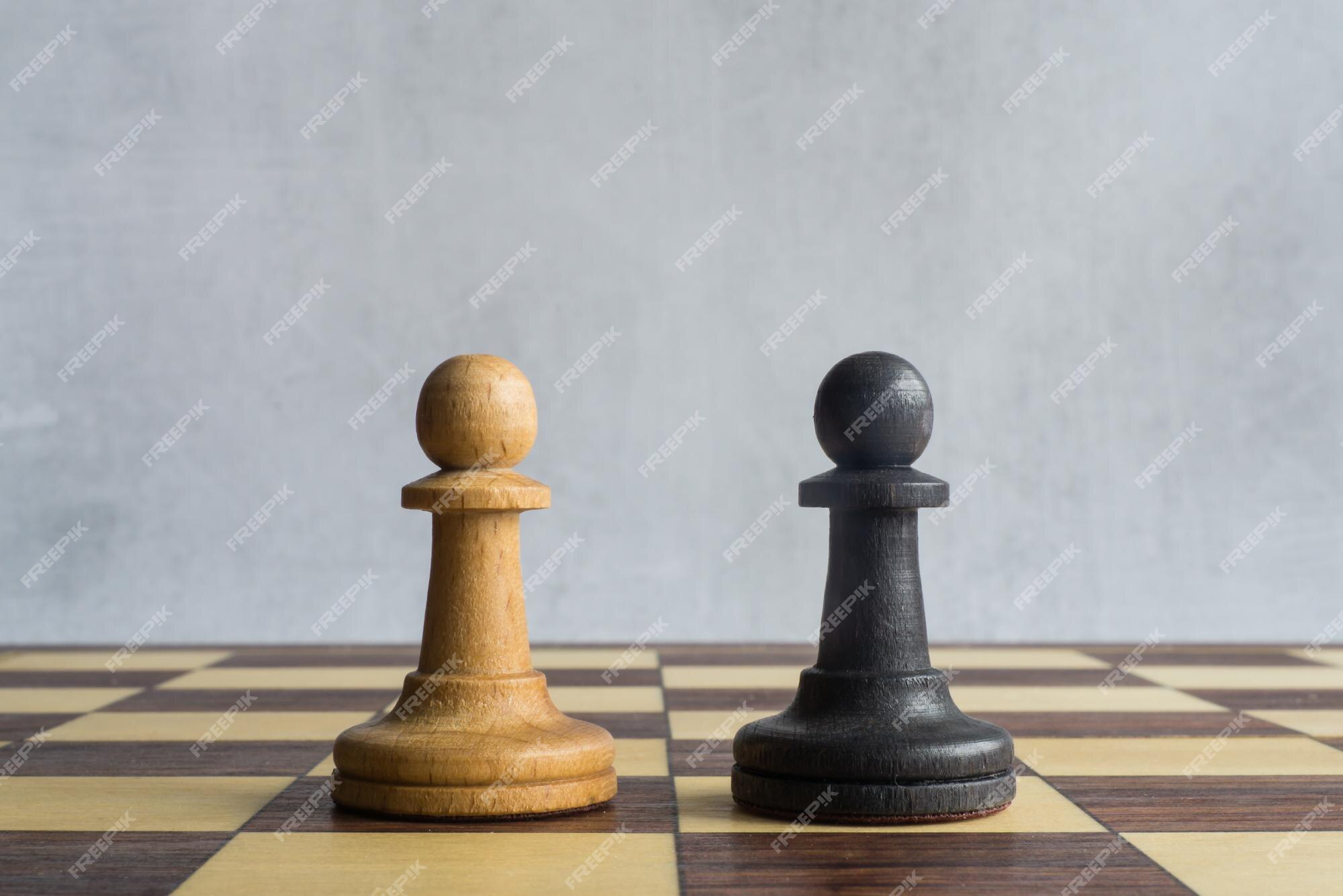 tabuleiro de xadrez de madeira com um peão parecendo diferente dos outros  11107720 Foto de stock no Vecteezy