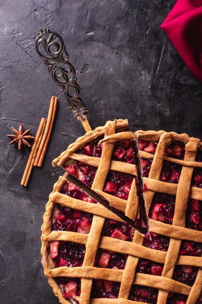 Um pedaço de bolo de cereja de maçã