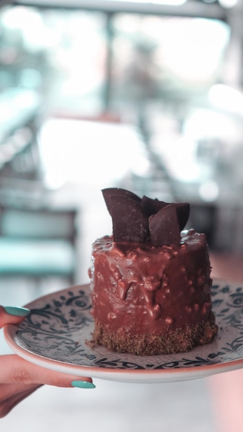 Um pedaço de bolo de chocolate com chocolate nele