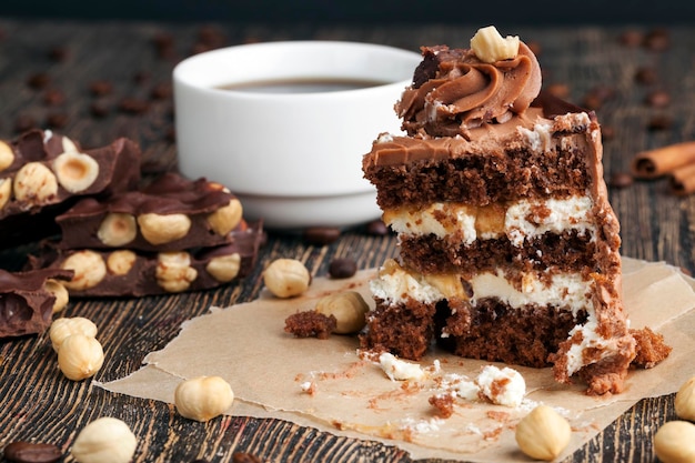 Um pedaço de bolo de chocolate com recheio de requeijão