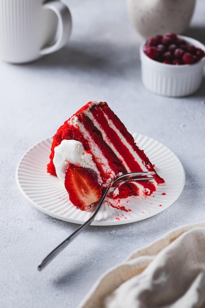 Um pedaço de bolo de veludo vermelho num prato