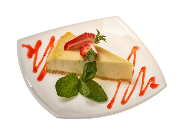 Um pedaço de cheesecake de morango no whit