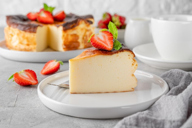 Um pedaço de cheesecake queimado basco ou cheesecake de San Sebastian com morangos frescos Copiar espaço