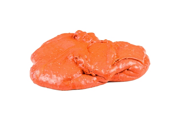 Um pedaço de lodo laranja brilhante espalhando-se isolado em um fundo branco. brinquedo anti-stress.