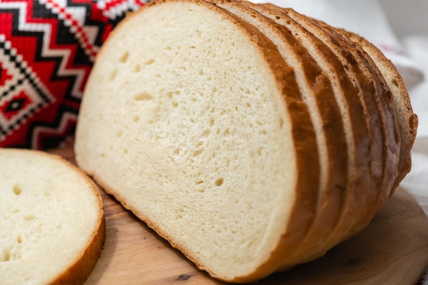 Um pedaço de pão com a palavra pão nele